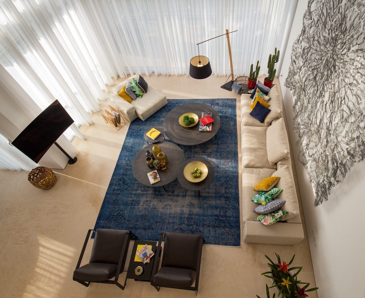 פנטהאוז שרונה - עיצוב תאורה בסלון על ידי קמחי דורי